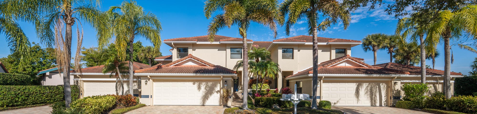 Lakeview Villas garages and entry